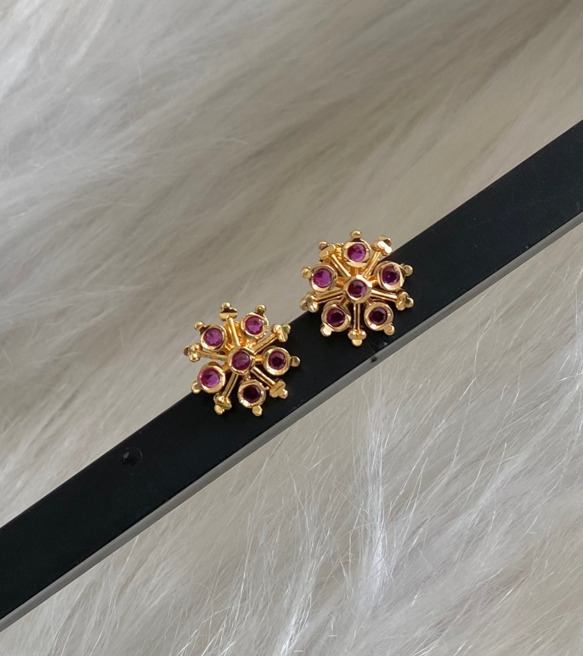 Gold tone rani pink stone flower stud/earrings dj-54901
