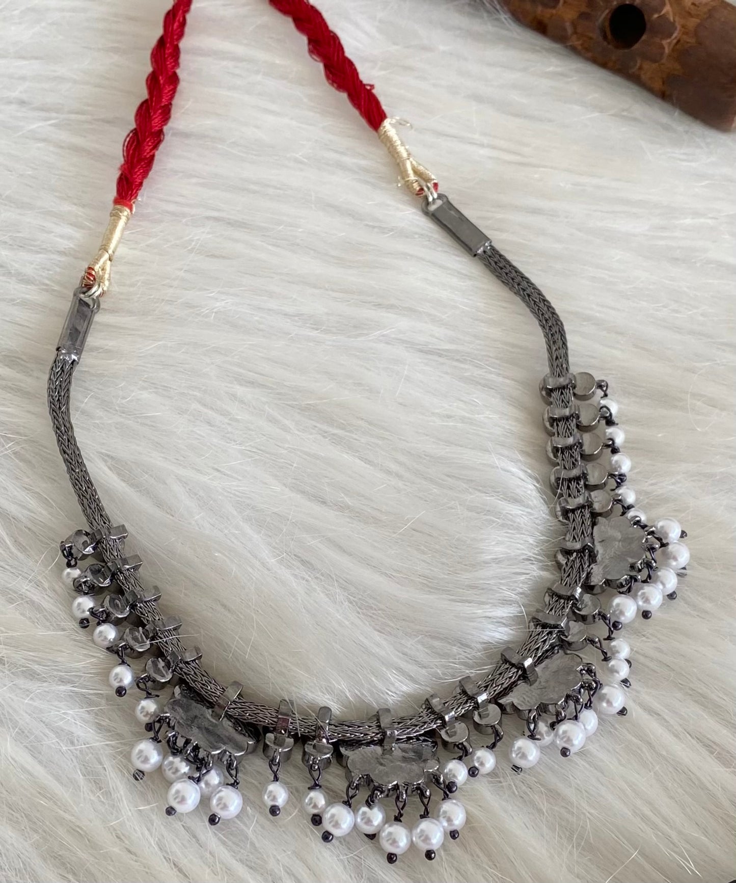 Black finish precious kemp-green-white pearl flower necklace dj-53950