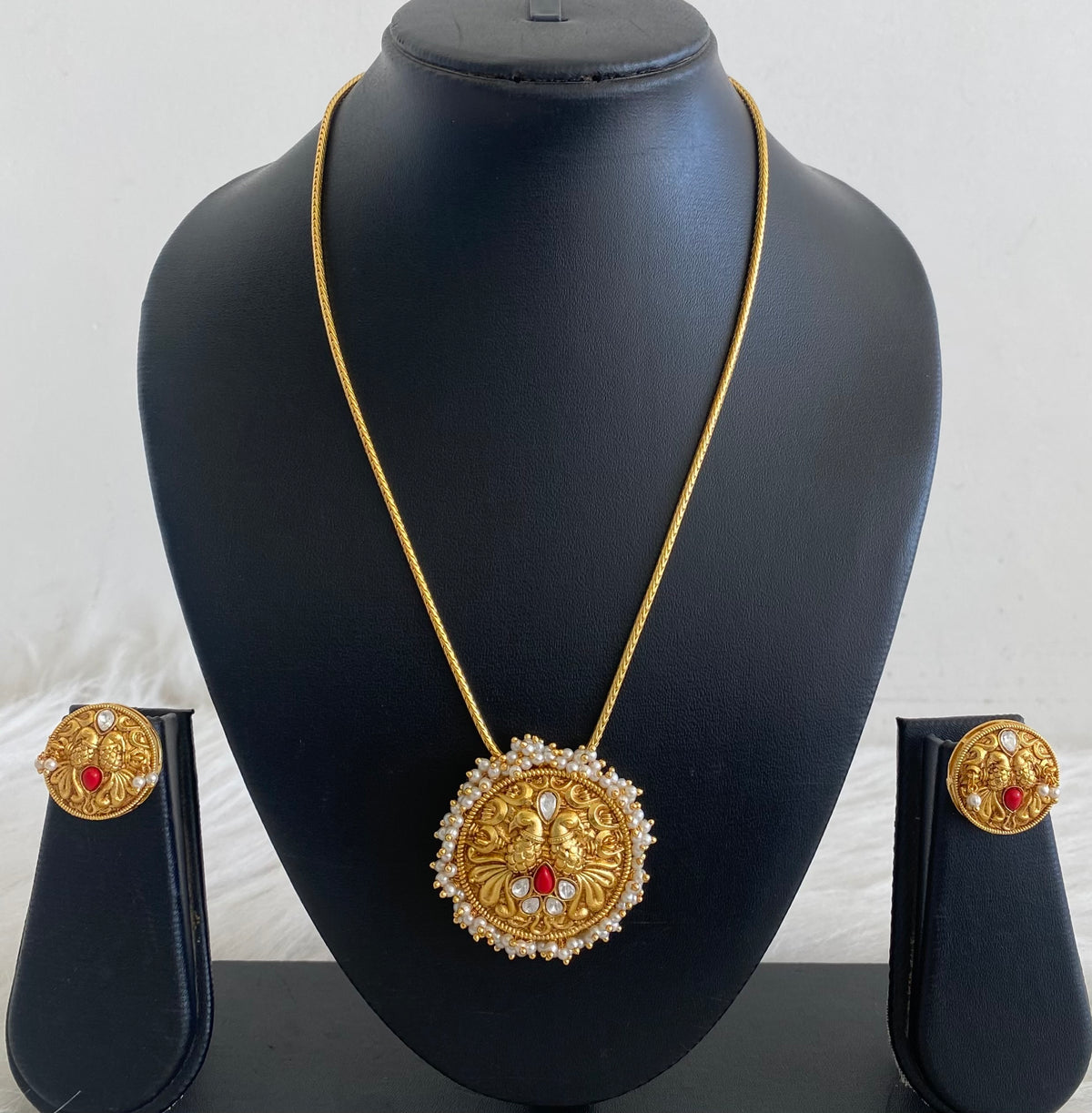 Antique gold tone 18 inches chain with peacock coral round pendant set dj-55113