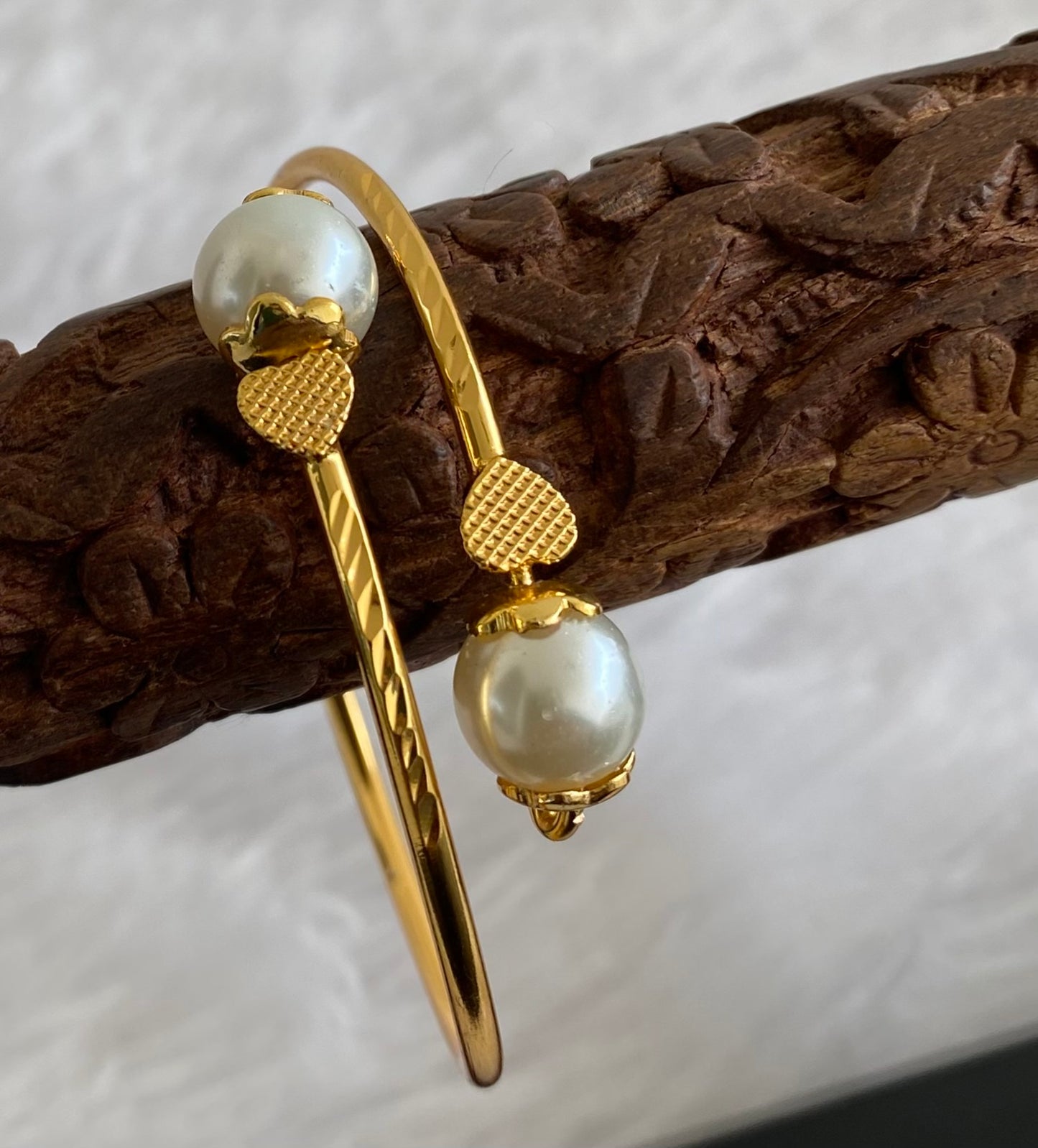 Gold tone pearl openable kada/bracelet(2.4) dj-53140