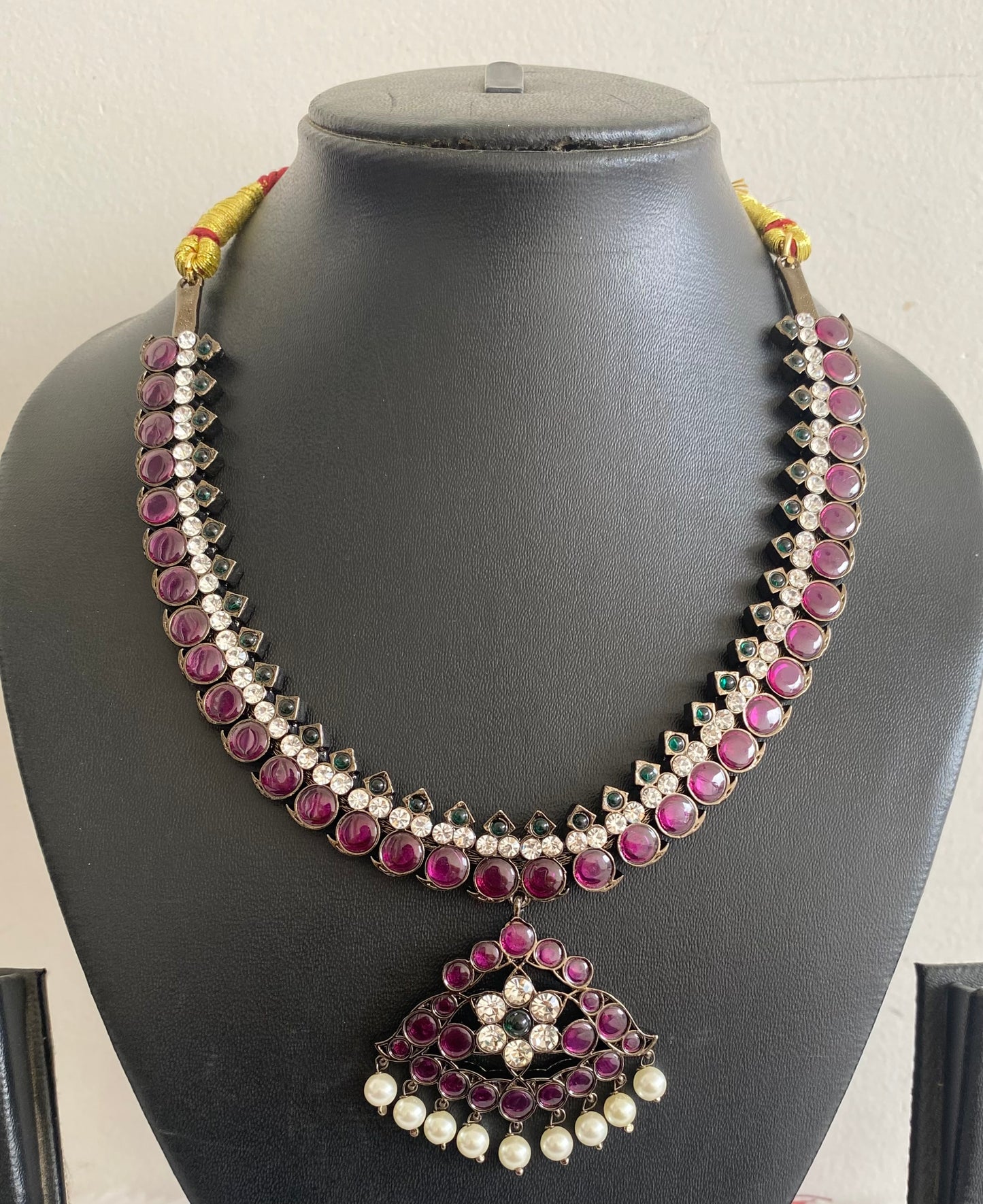 Black finish precious kemp-green-white pearl mango necklace dj-51474