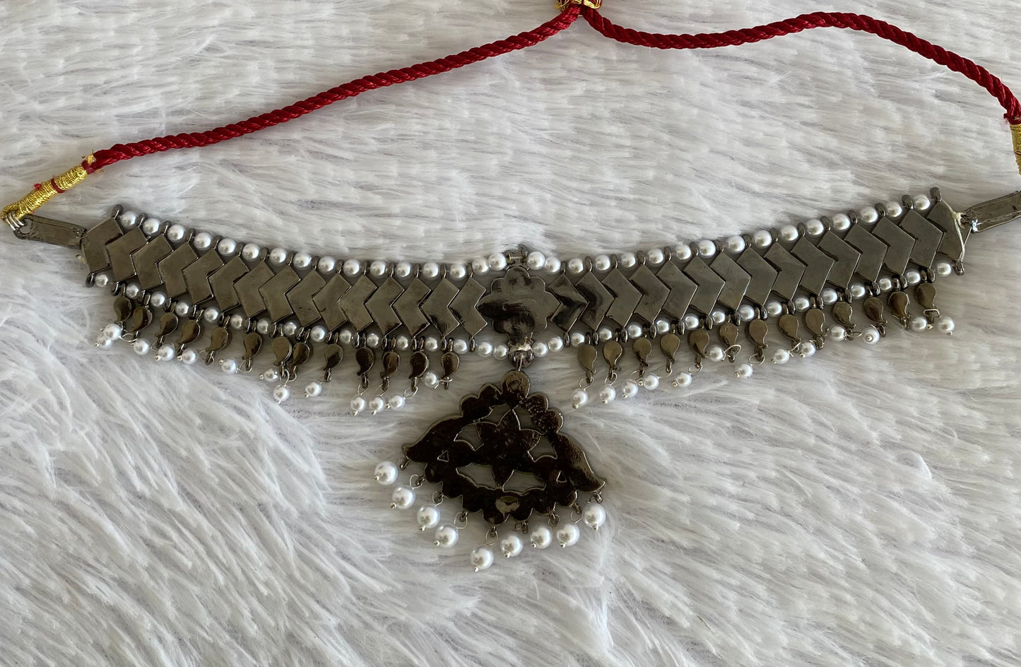 Black finish precious kemp-green-white pearl mango choker necklace dj-53245