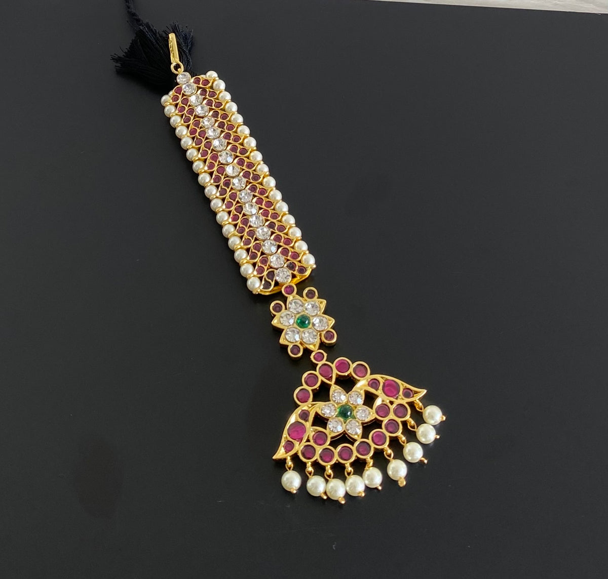 Gold tone precious kemp-green-white flower pearl tikka dj-54712