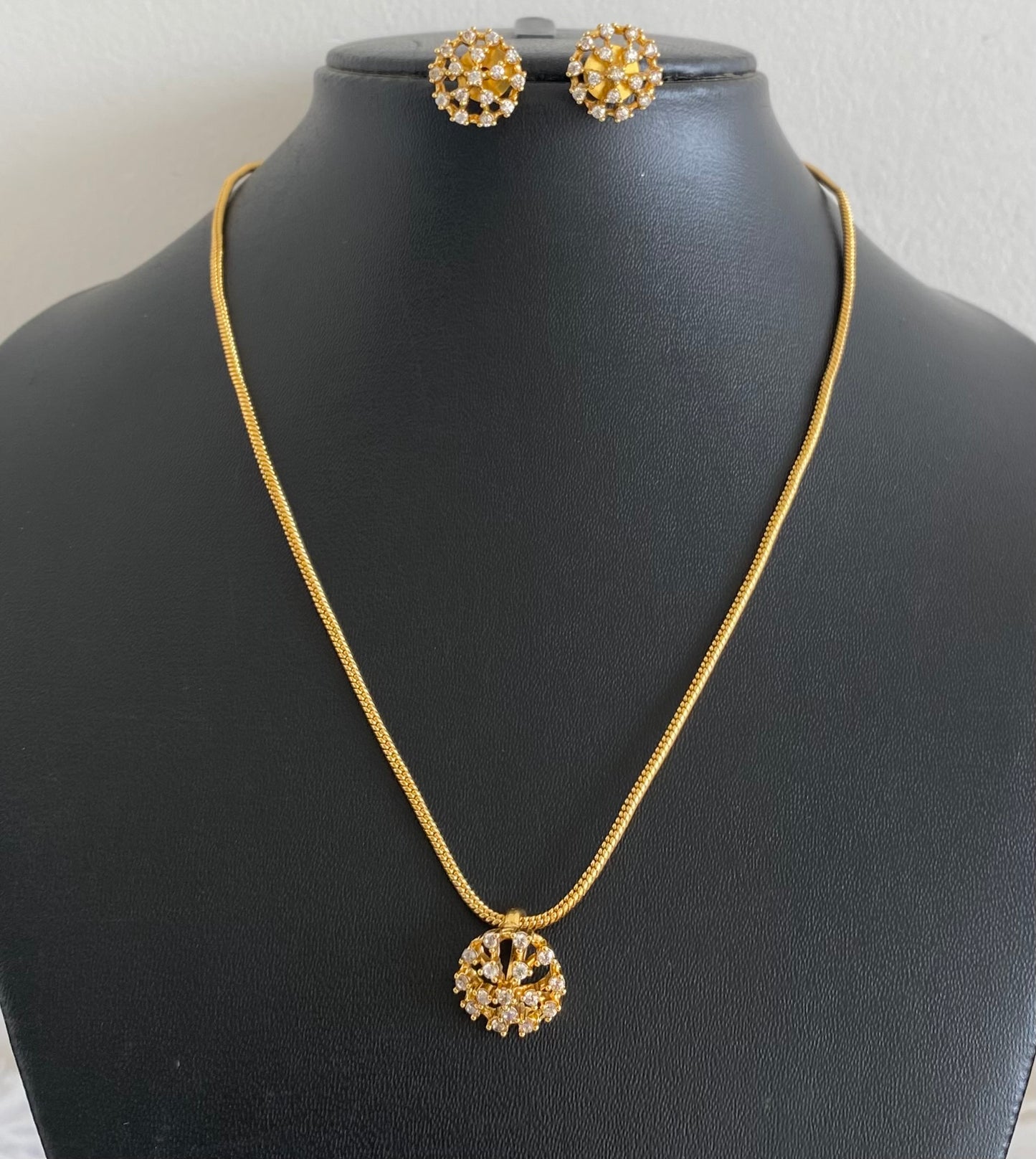 Gold tone 18 inches chain with white stone pendant set dj-54426