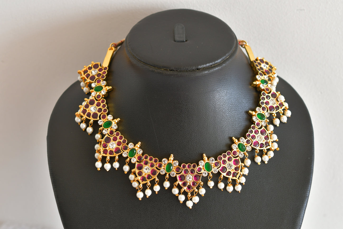 Gold tone precious kemp-green-white pearl necklace dj-52255