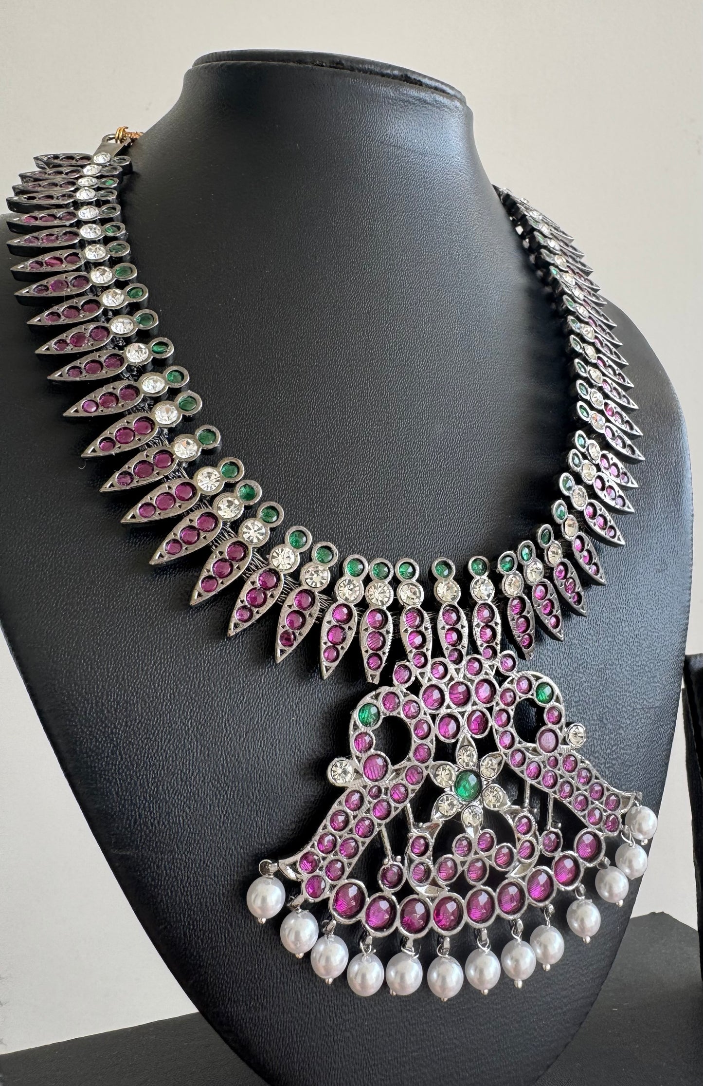 Black finish precious kemp pearl peacock necklace dj51027