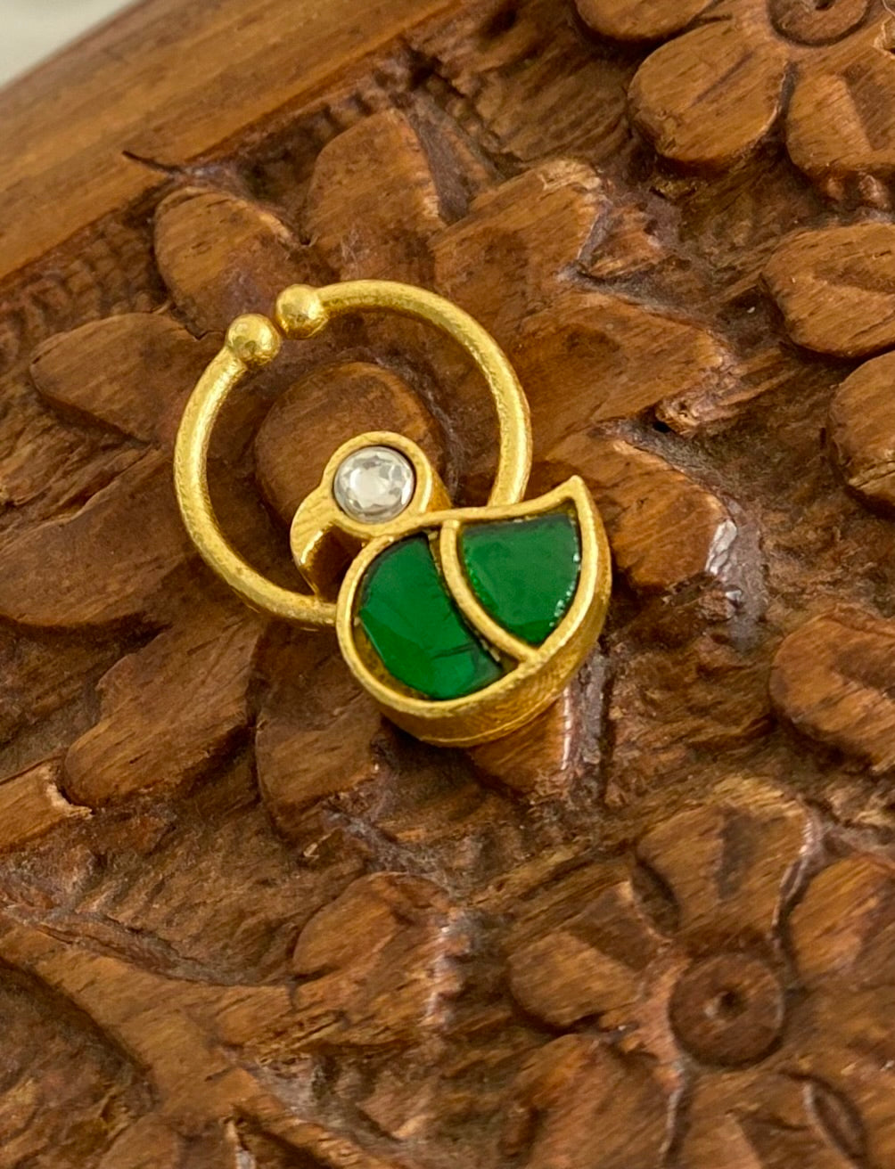 Gold tone kundan jadau green-white stone swan nose pin/bulakku dj-53737