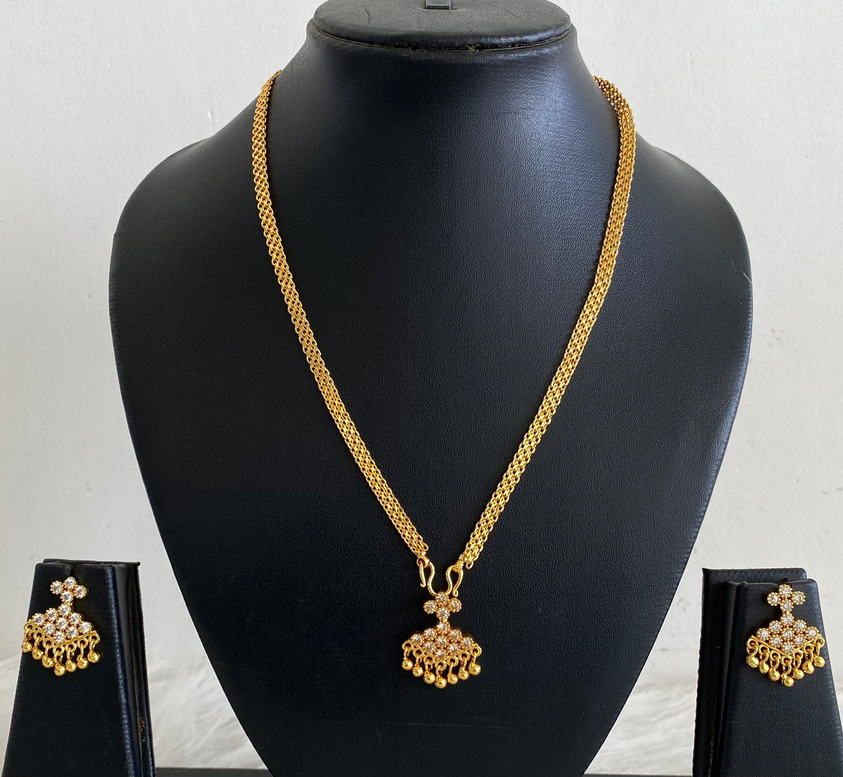 Gold tone 18 inches chain with white stone pathakkam pendant set dj-54912