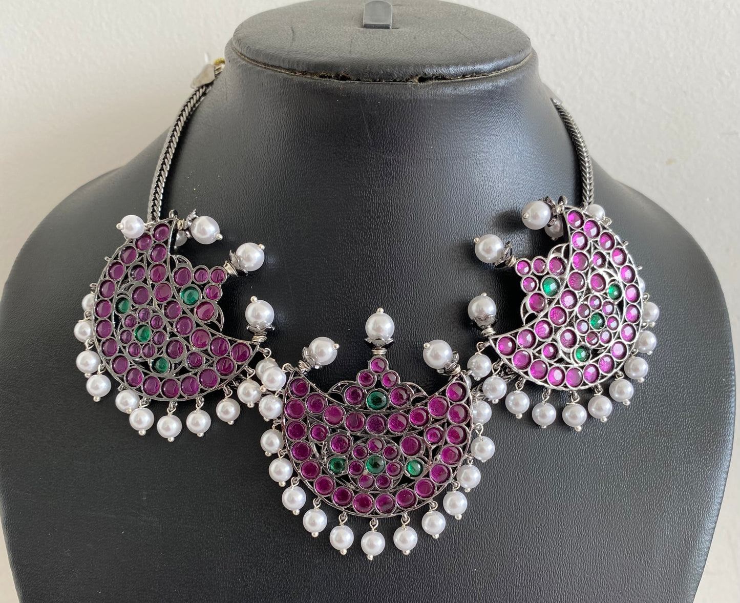 Black finish precious kemp-green pearl moon necklace dj-53001