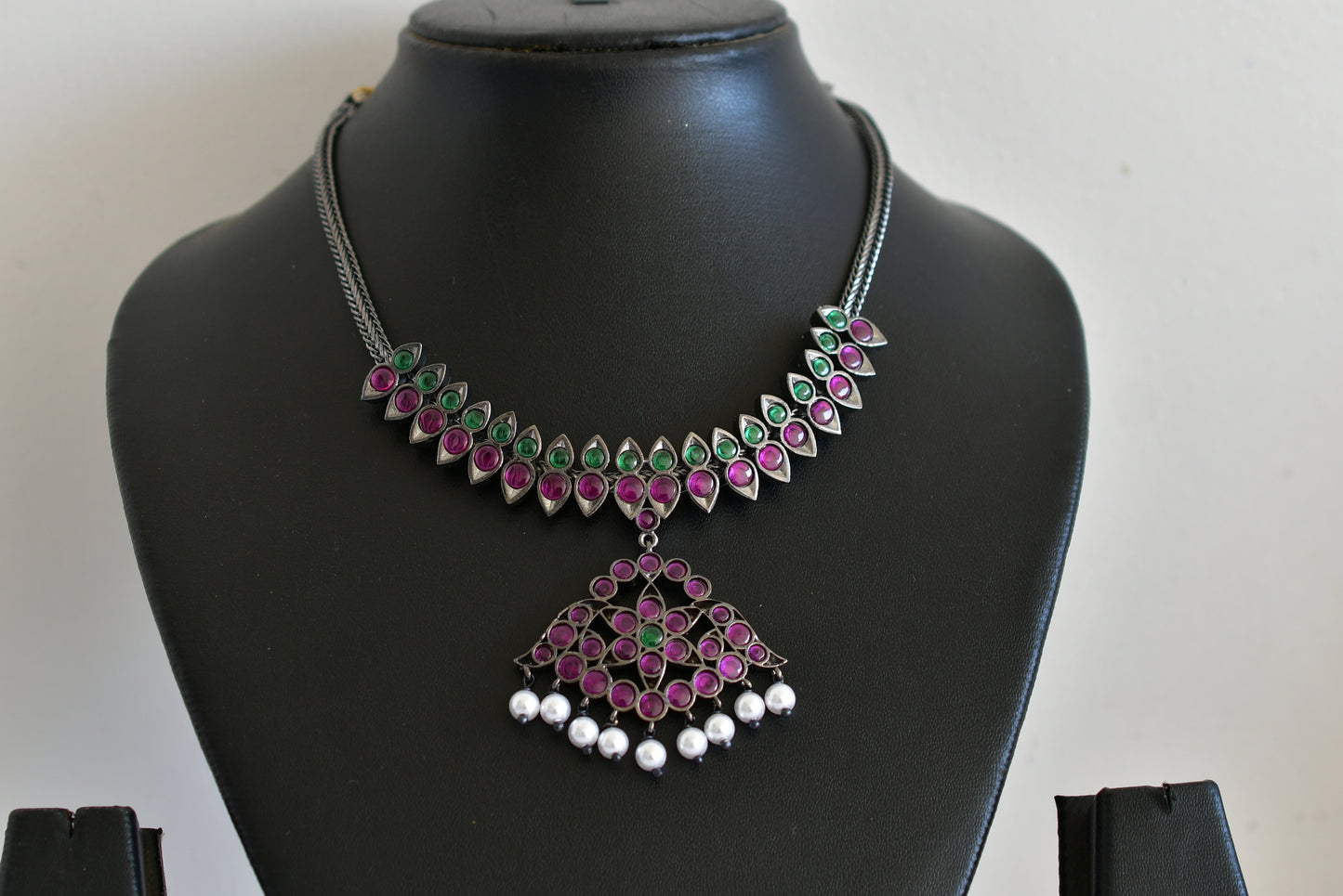 Black finish precious kemp-green pearl necklace Dj-52506