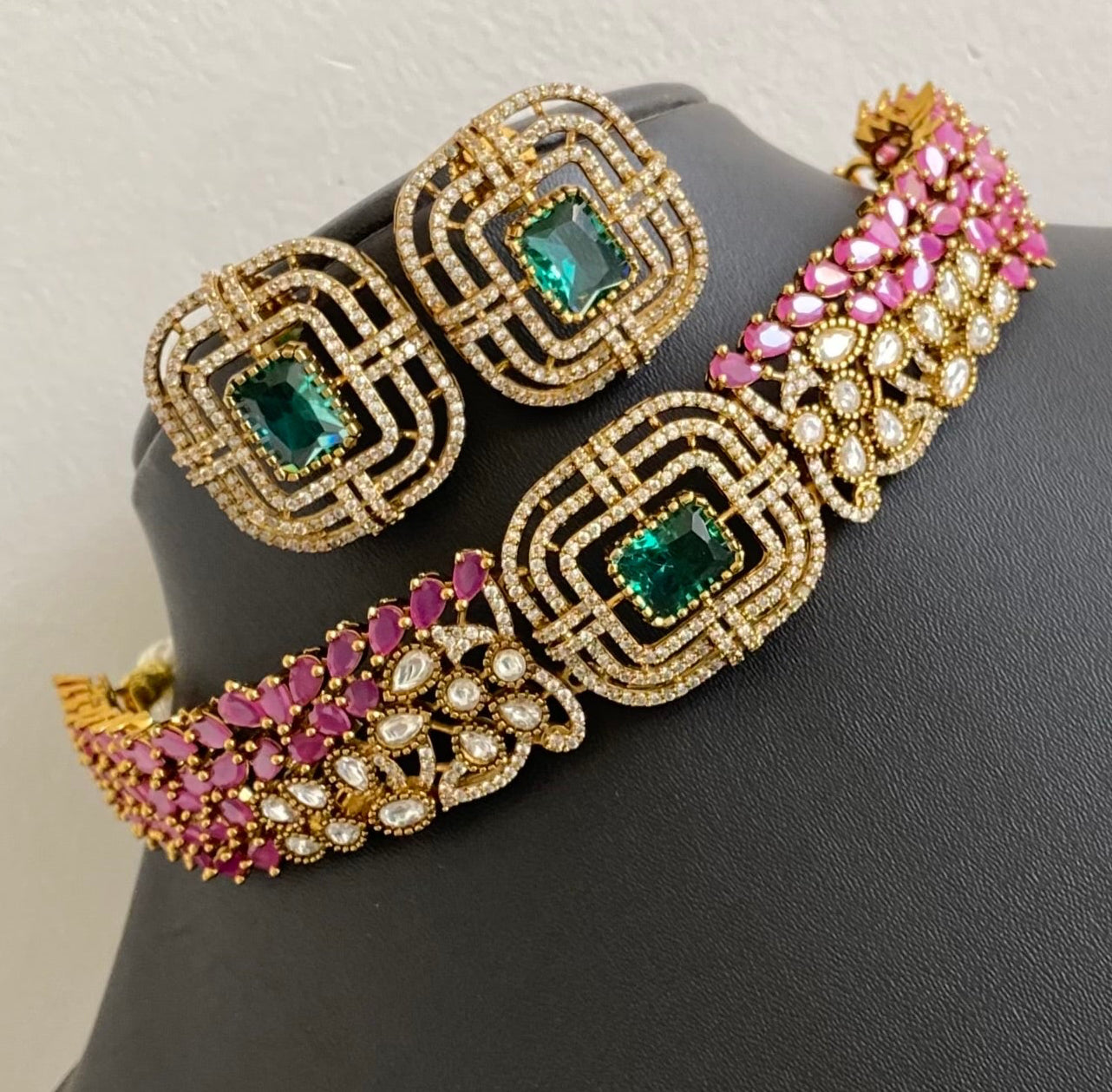 Antique gold tone ruby-green-white choker necklace set dj-54075