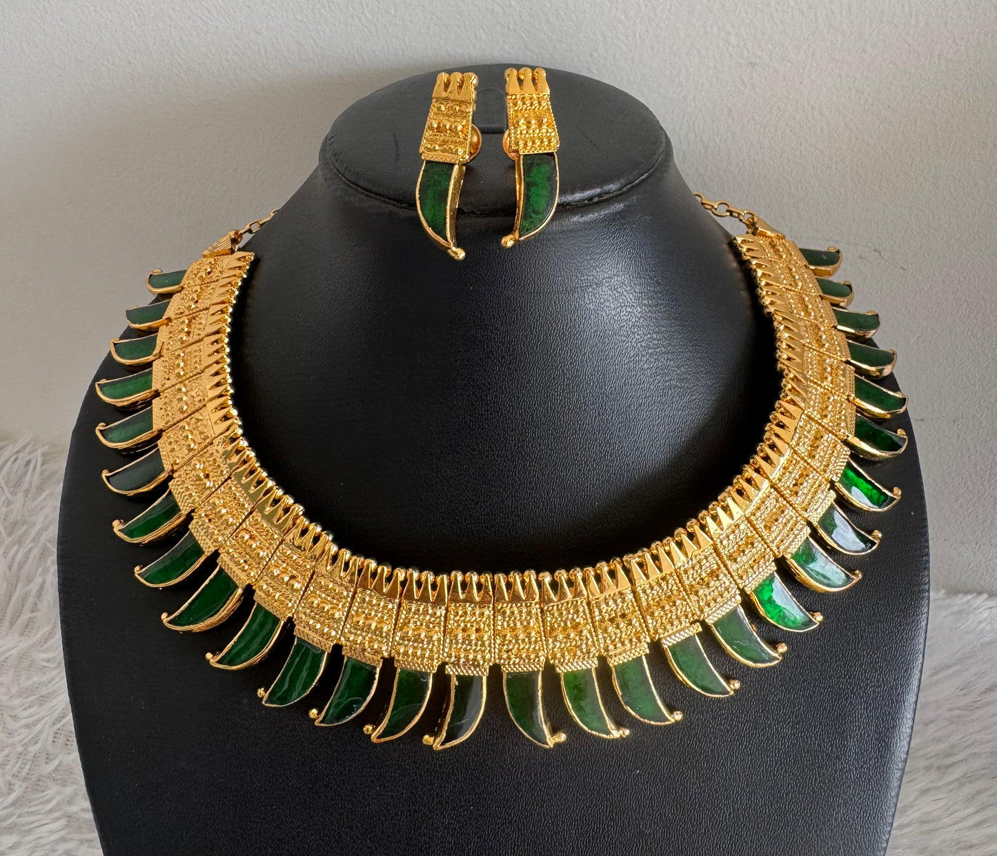 Gold look alike green-pink kerala style pulinagam big necklace set dj-51721