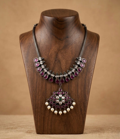 Black finish precious kemp-green-white pearl necklace dj-53244