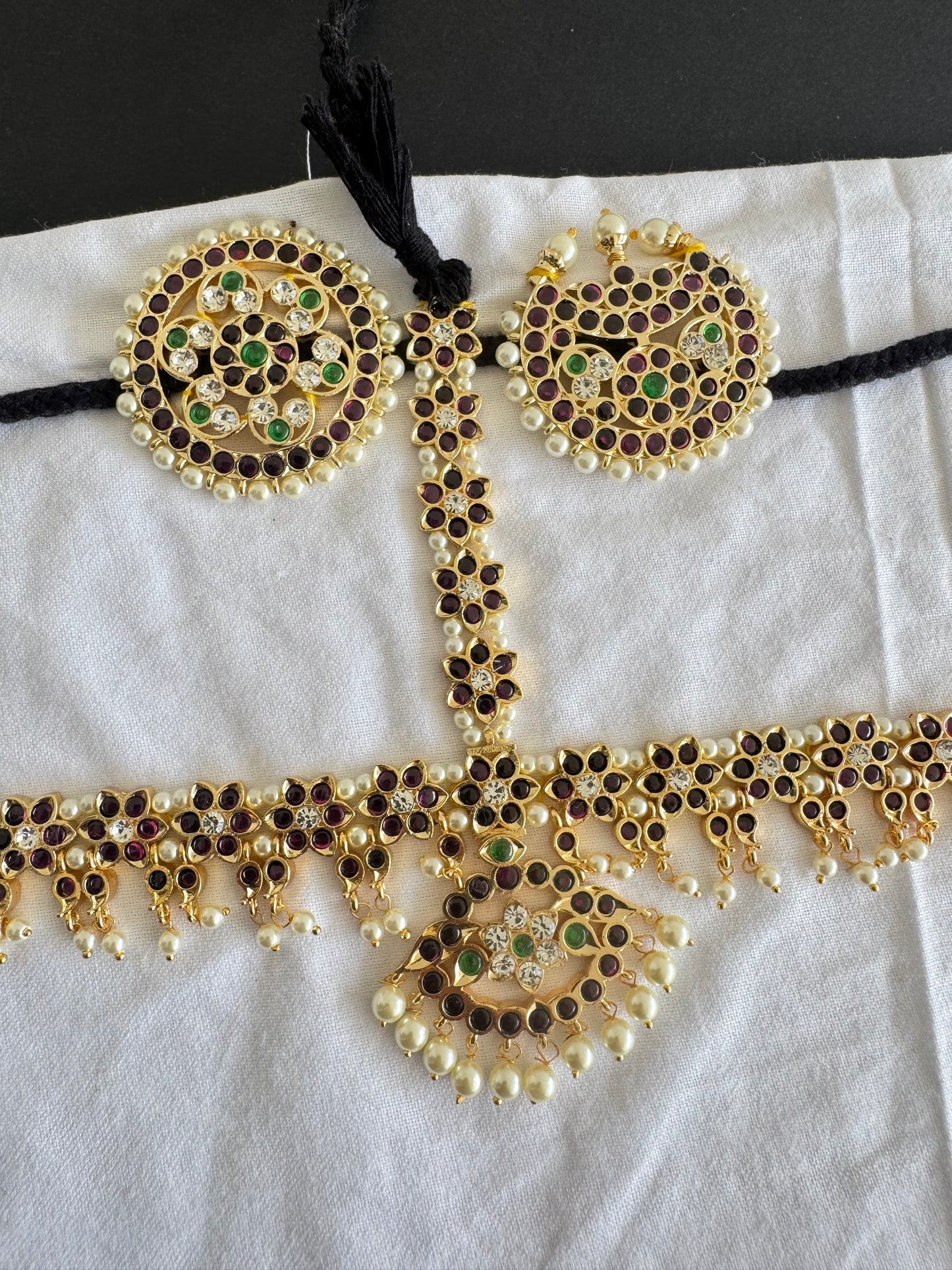 Gold tone precious kemp-green-white pearl cluster with sun and moon head set/tikka dj-52014