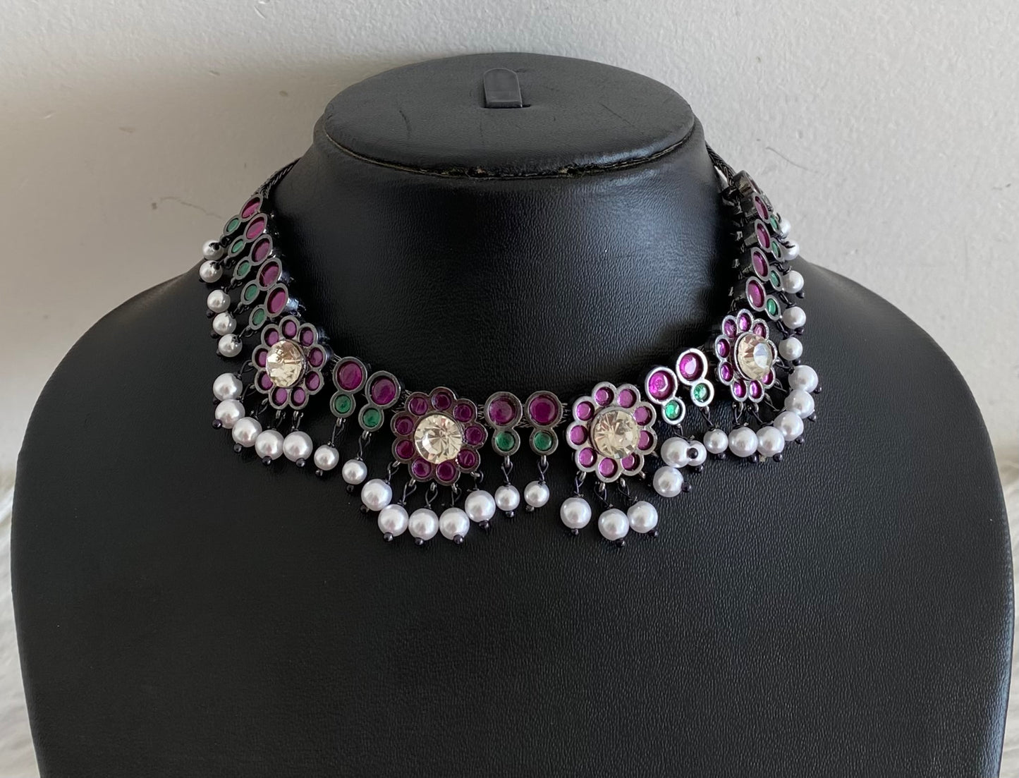 Black finish precious kemp-green-white pearl flower necklace dj-53950