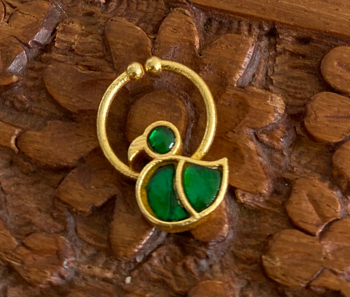 Gold tone kundan jadau green stone swan nose pin/bulakku dj-53740