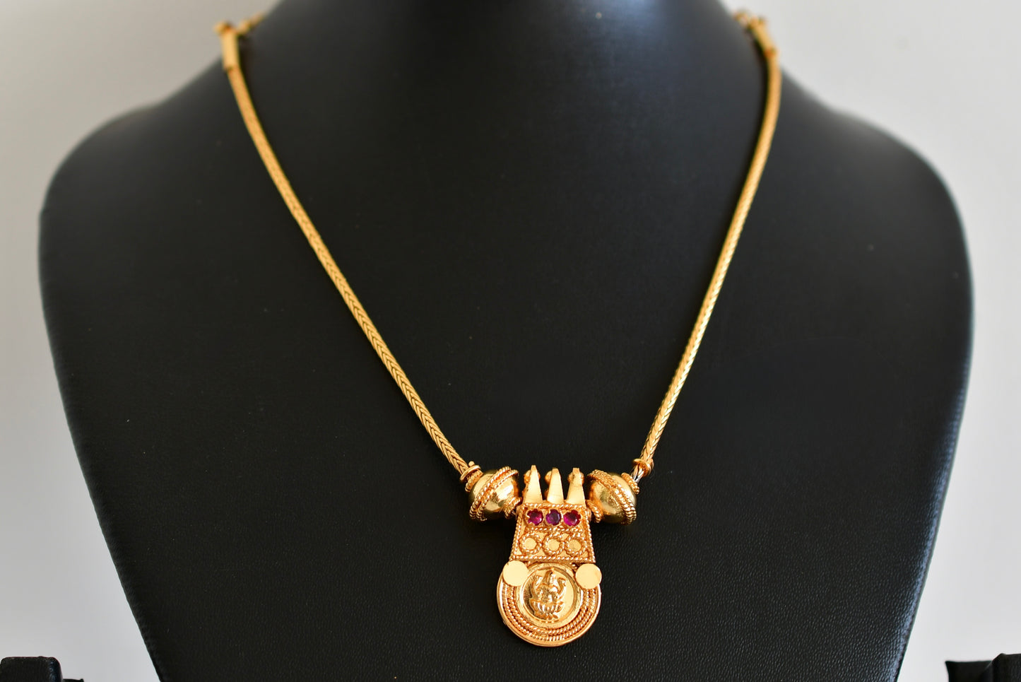Gold tone pink stone lakshmi round kodi necklace dj-50283