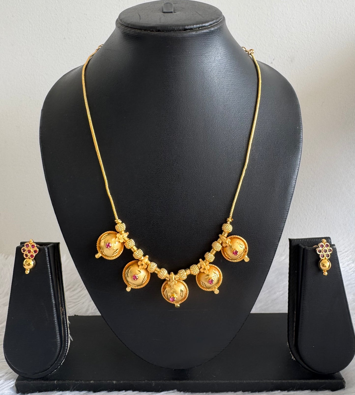 Gold tone pink stone botty style necklace set dj-51681