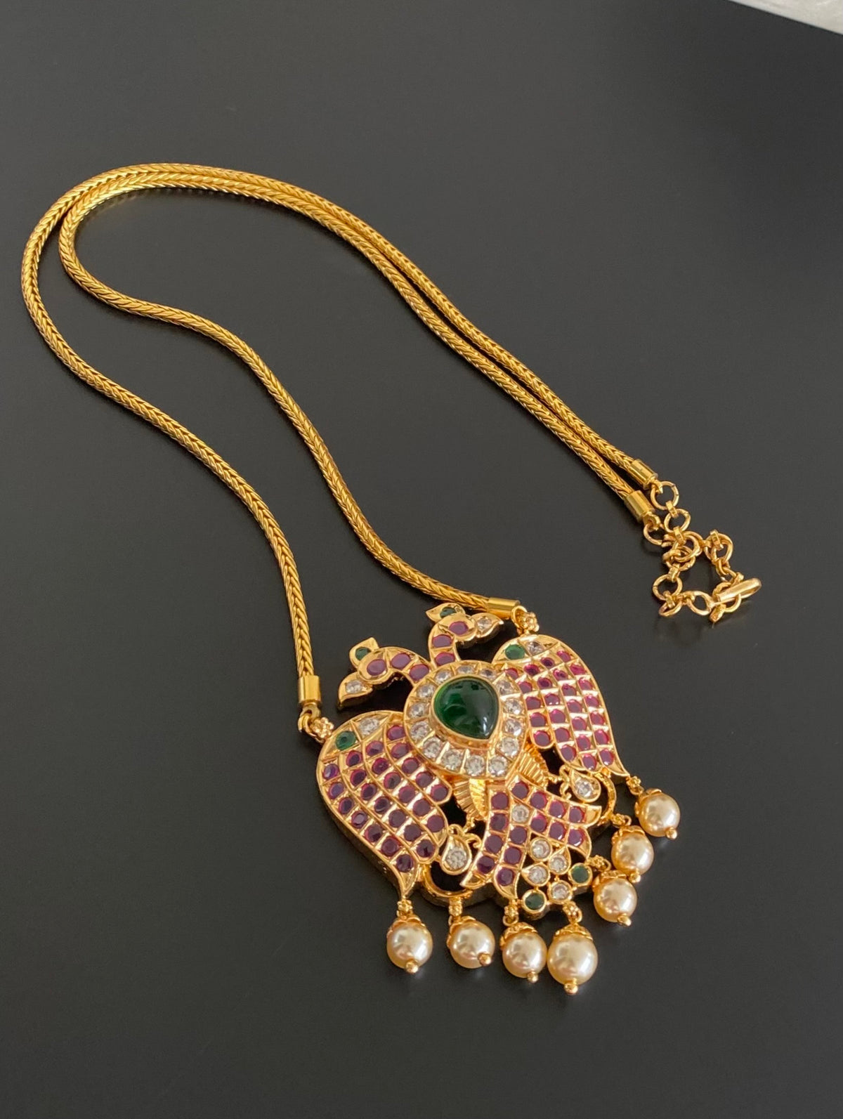 Gold tone chain with kemp-green-white pearl gandaberunda pendant dj-55112
