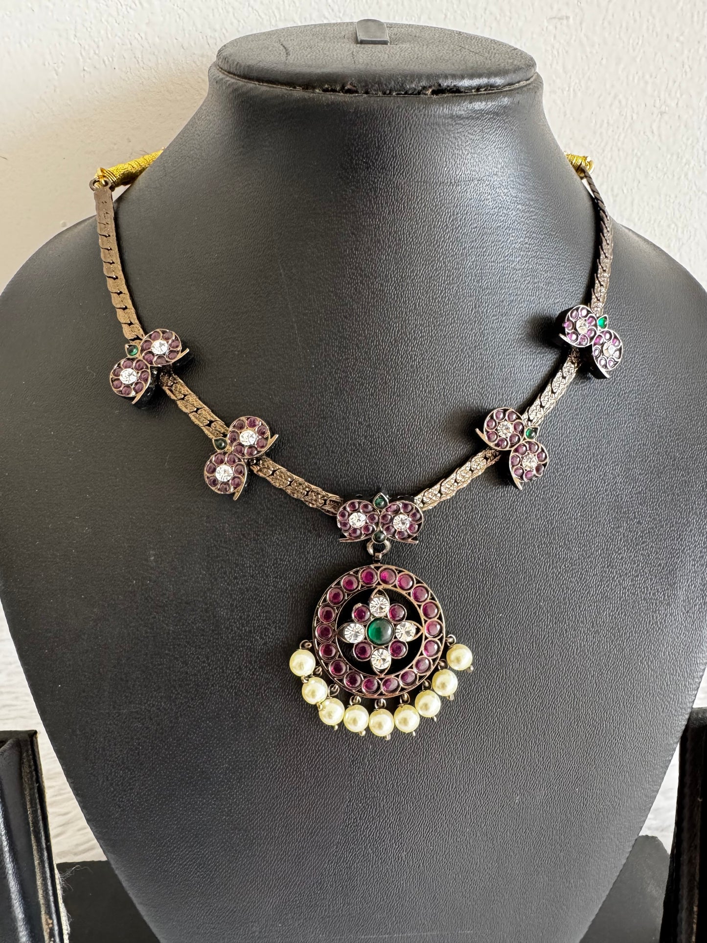 Black finish precious kemp-green-white pearl mango necklace dj-52905