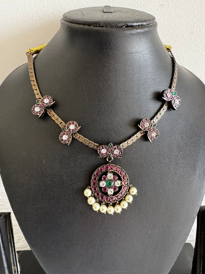 Black finish precious kemp-green-white pearl mango necklace dj-52905