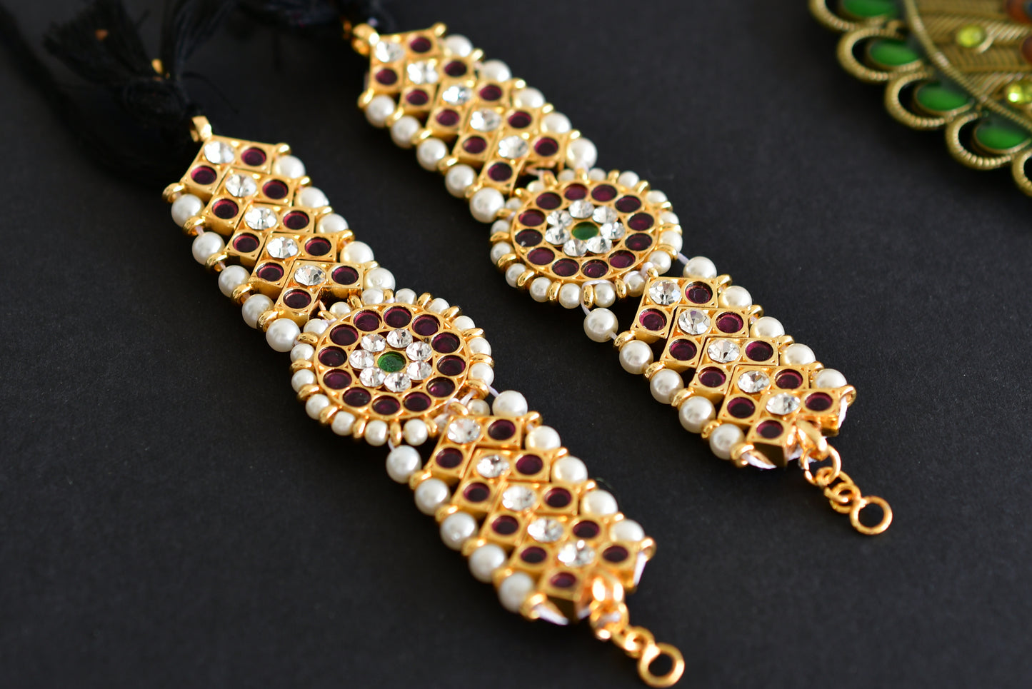 Gold tone precious kemp-green-white stone pearl ear side chain dj-52266