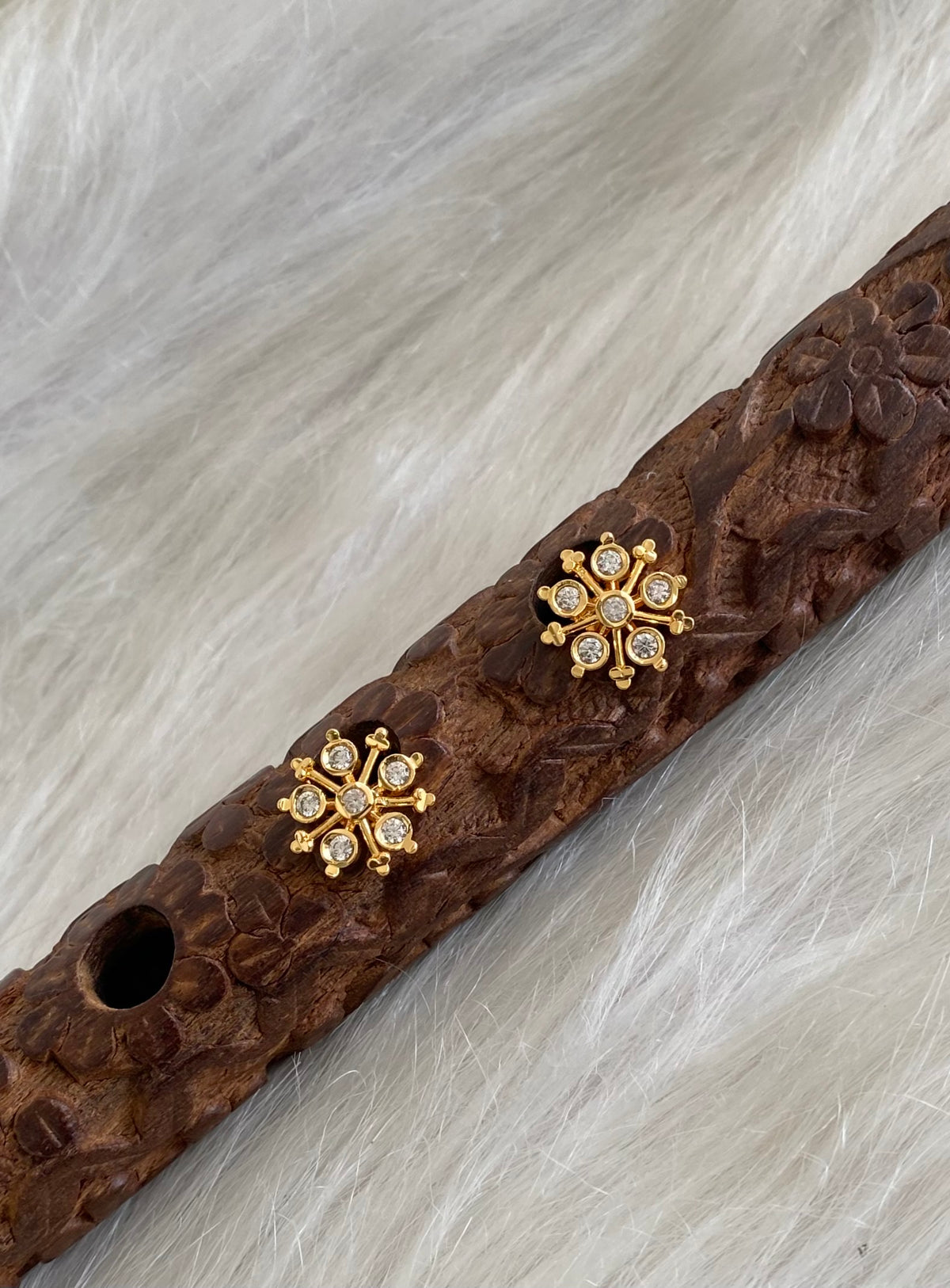 Gold tone ad white stone flower stud/earrings dj-54898