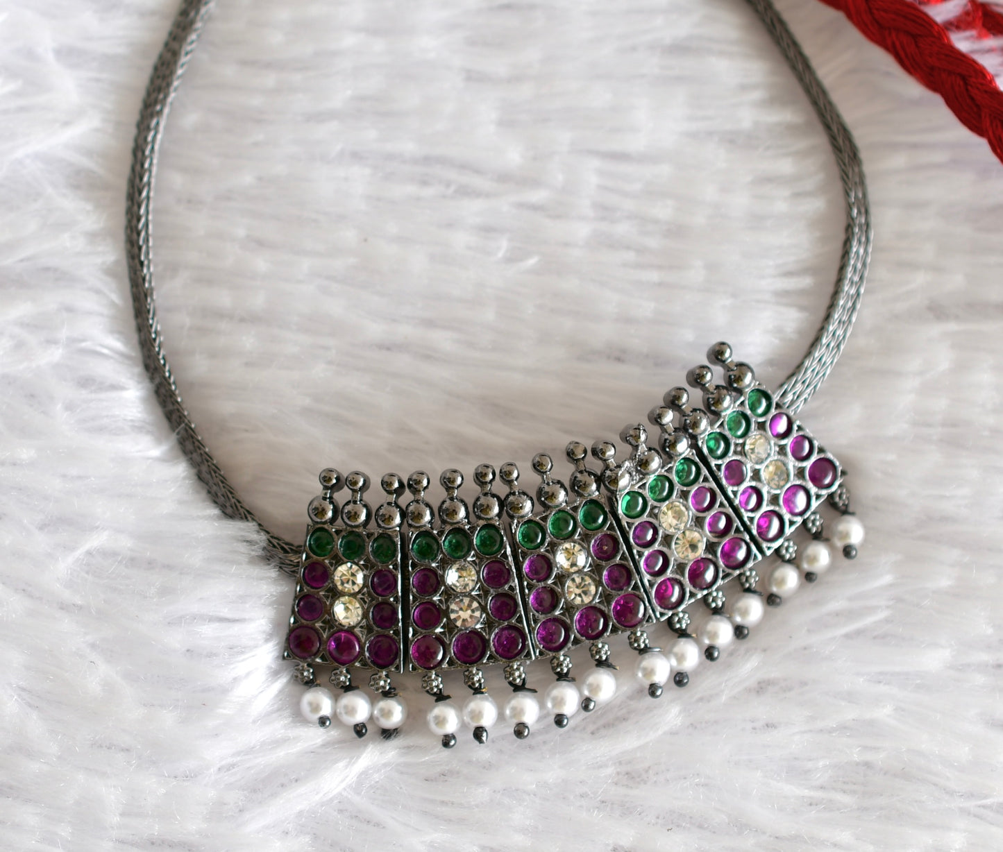 Black finish precious kemp-green pearl poothali necklace dj-52278