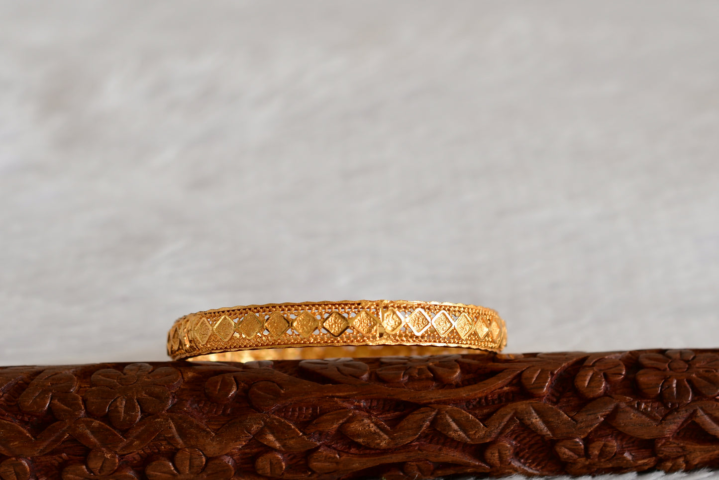 Gold tone designer plain bangle(2.4) dj-53594