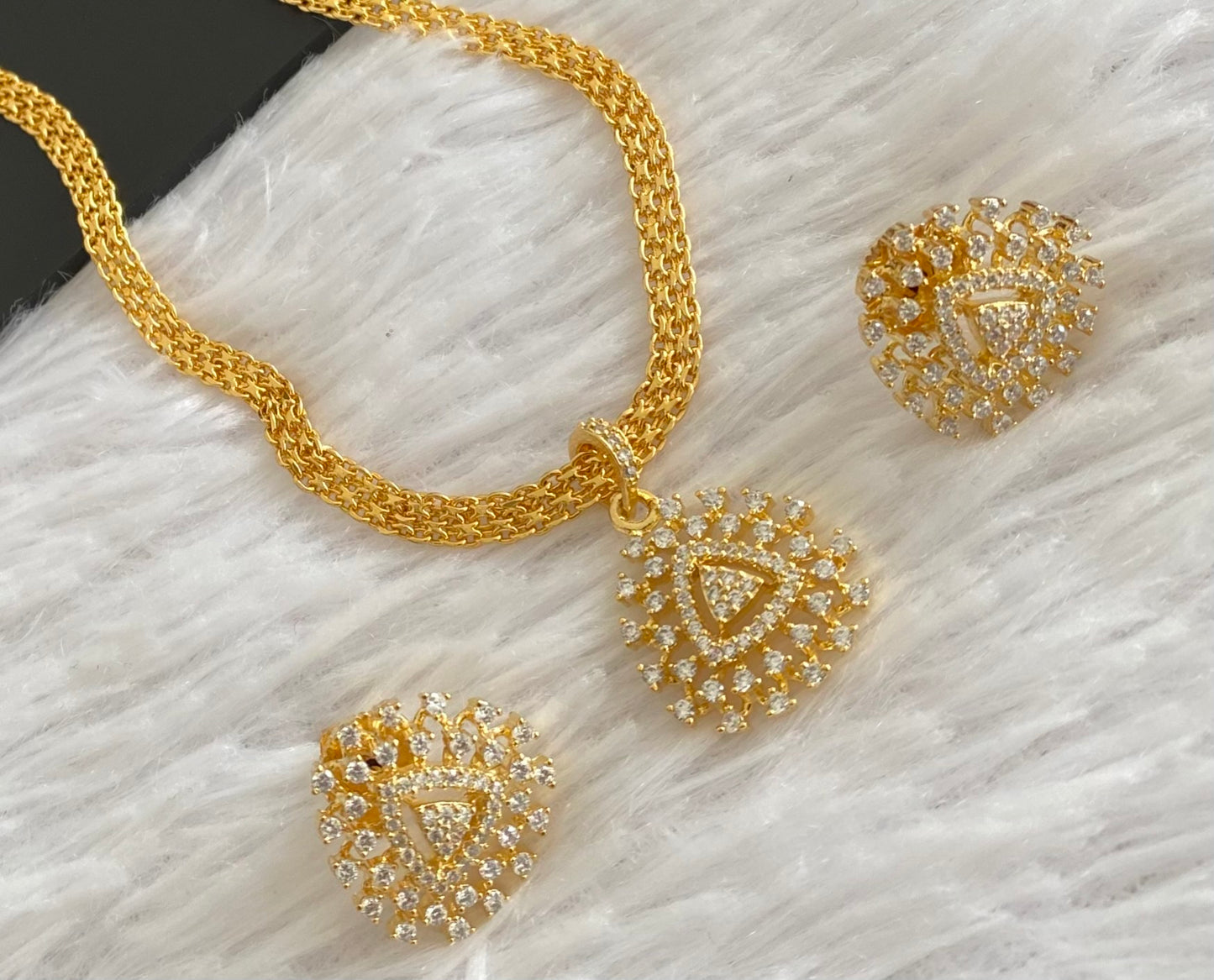 Gold tone 18 inches chain with white stone pendant set dj-54025