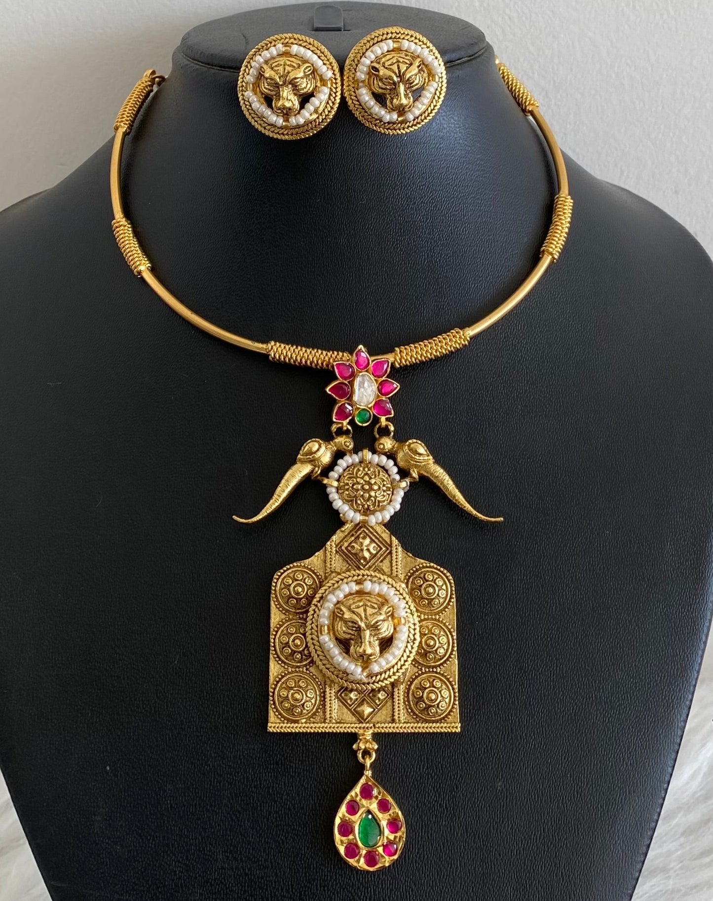Antique gold tone Kundan jadau lion head pendant hasli necklace set dj-53852