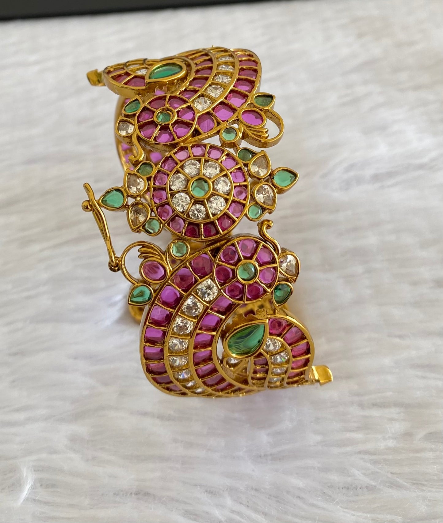 Matte finish kemp-green-white openable peacock kada/bangle dj-53463