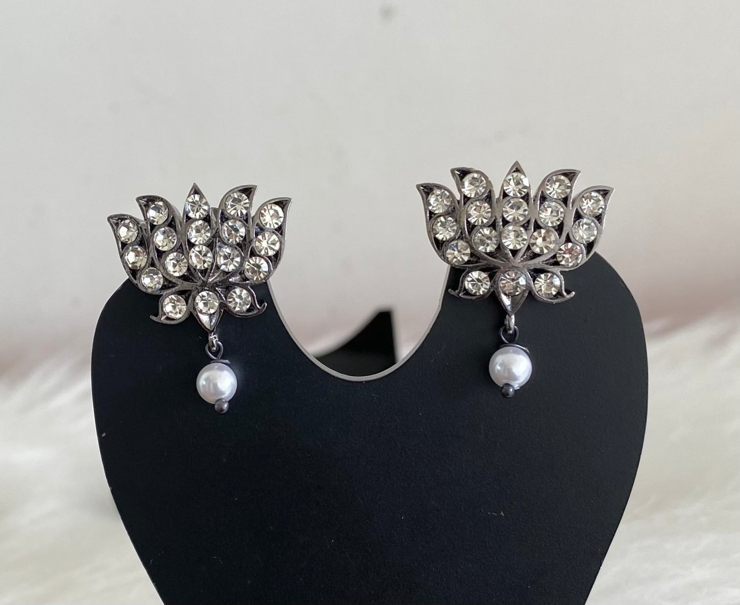 Black finish white stone lotus pearl stud/earrings dj-54686