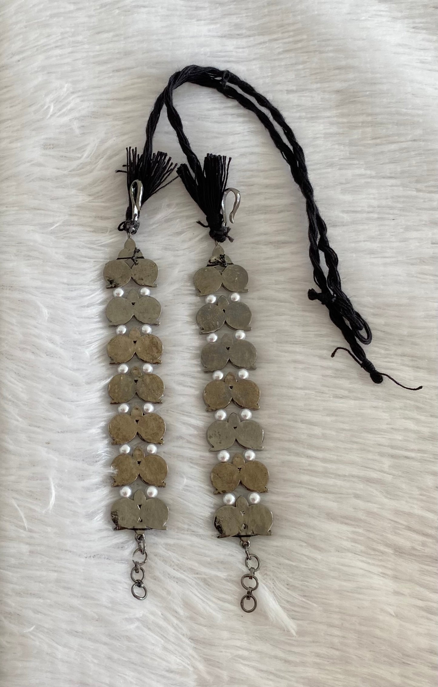 Black finish precious kemp-green-white pearl mango ear side chain Dj-53392