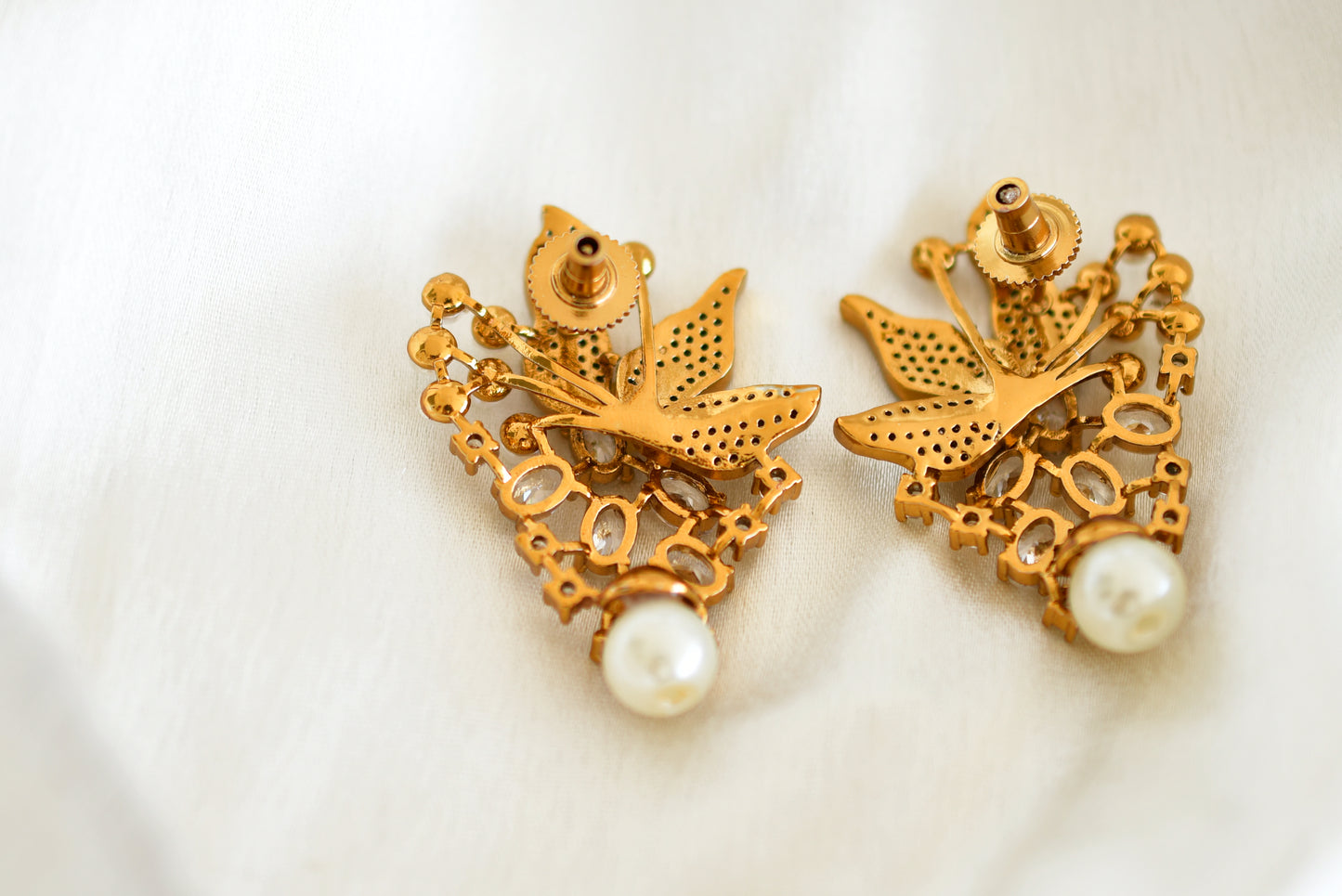 Antique gold tone cz white pearl floral stud/earrings dj-52565