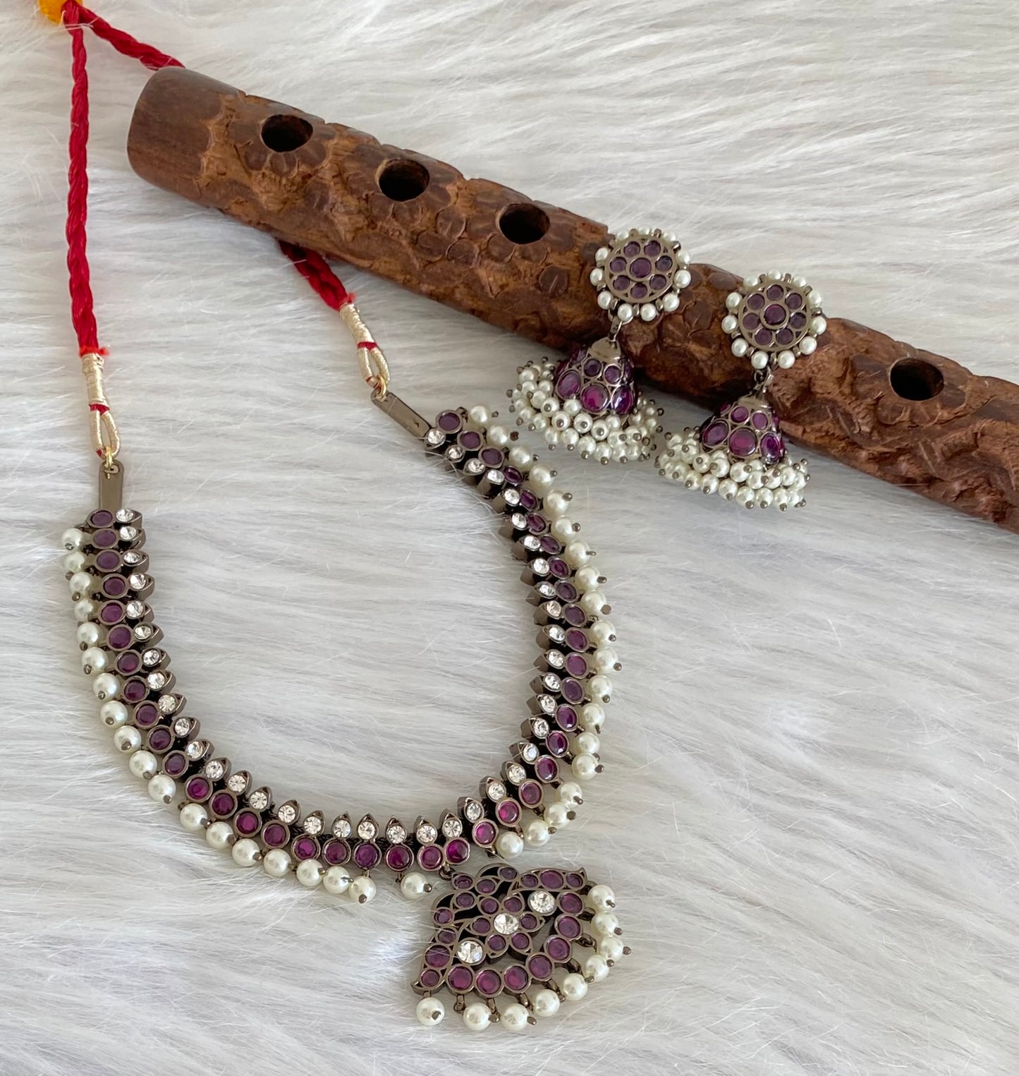 Black finish precious kemp-white pearl attigai necklace set dj-54090