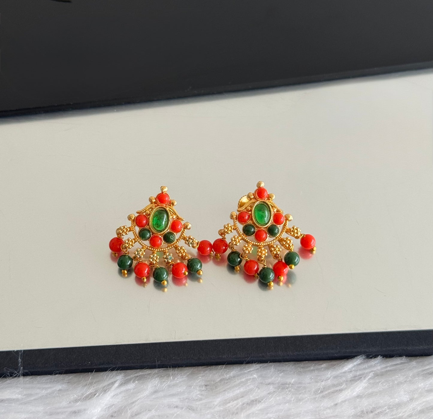 Gold tone coral-green beaded stud/earrings dj-51615