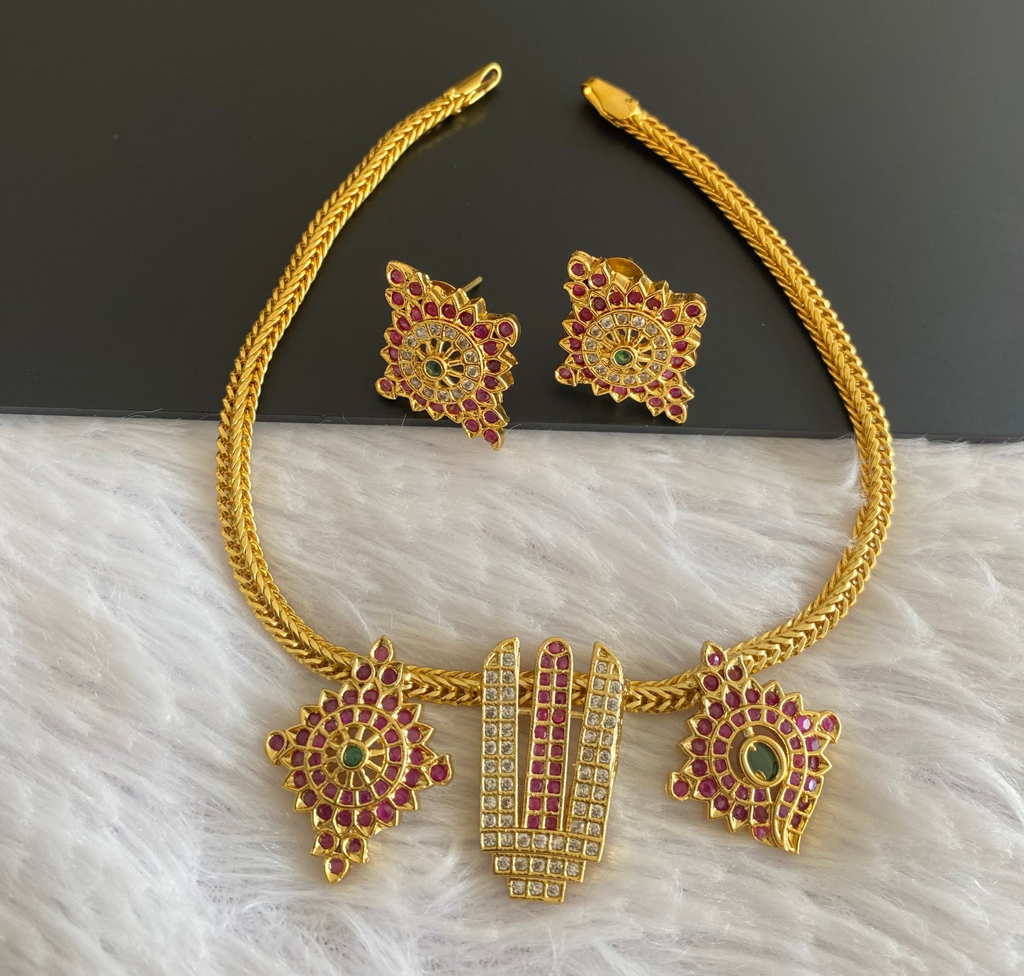 Matte finish ruby-green-white stone shanku-chakra-nama necklace set dj-52903