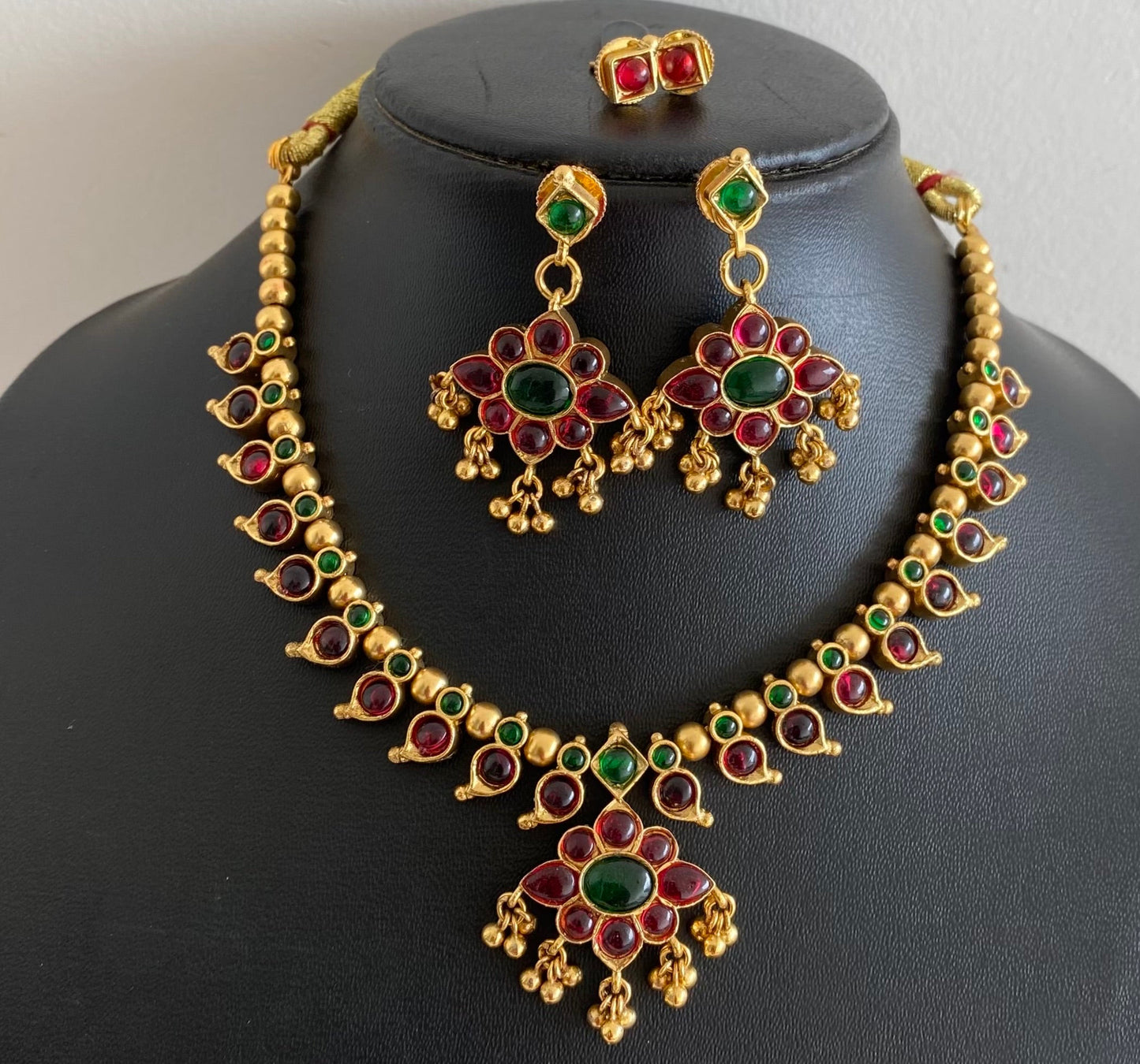 Antique gold tone kemp-green stone reversible mango necklace set dj-54086