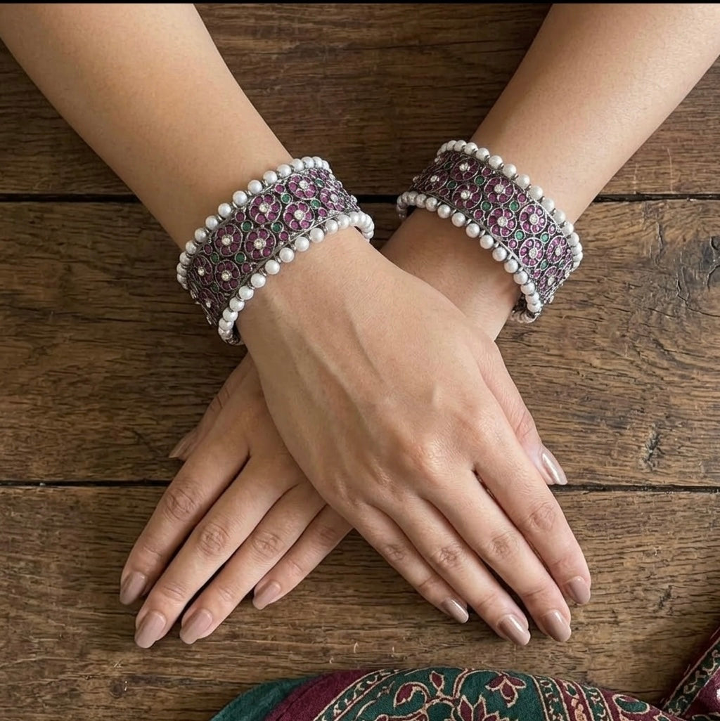 Black finish precious kemp-green-white pearl screw bangles(2.6) dj-54692