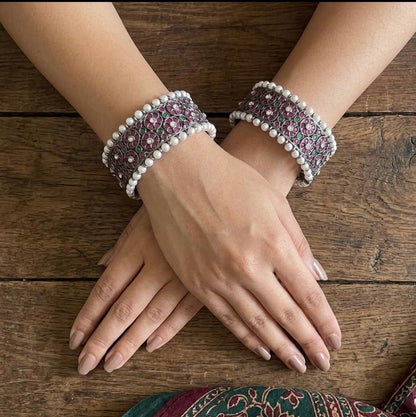 Black finish precious kemp-green-white pearl screw bangles(2.6) dj-54692