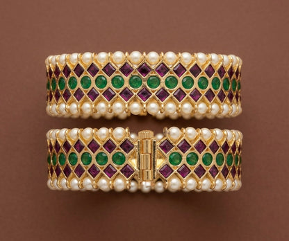 Gold tone precious kemp-green pearl screw bangles(2.4) dj-53375