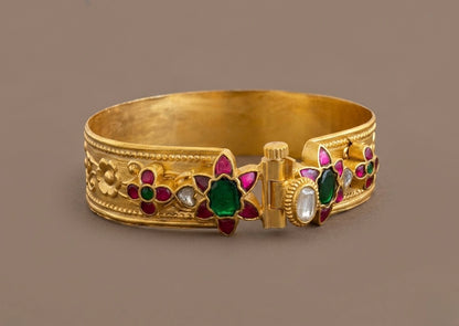 Matte finish kemp-green-white Kundan flower screw type kada(2.6) dj-53506