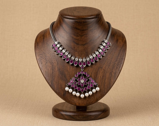 Black finish precious kemp-white pearl necklace Dj-52507