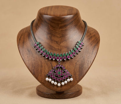 Black finish precious kemp-green pearl necklace Dj-52506