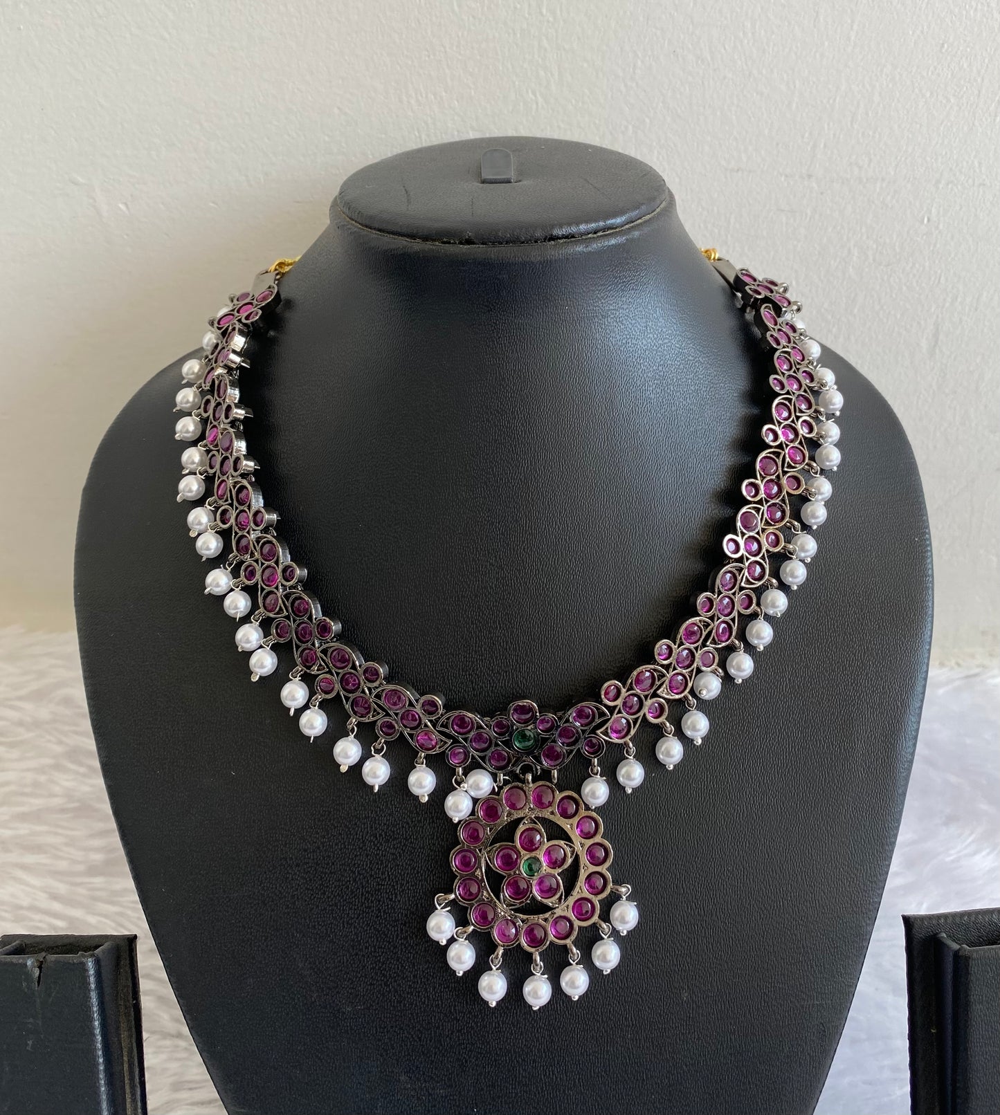 Black finish precious kemp-green pearl flower necklace dj-50760