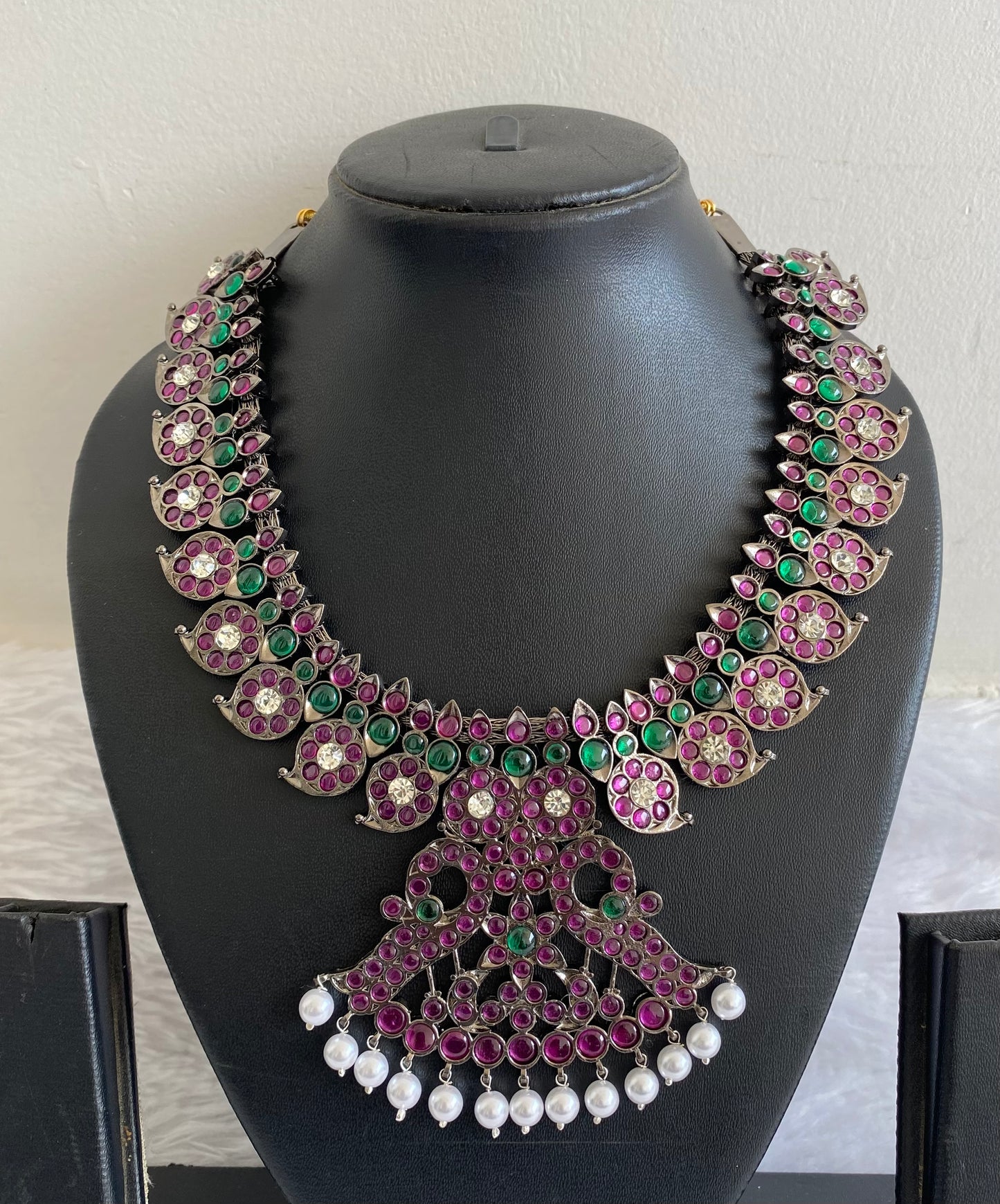 Black finish precious kemp-green-white mango peacock necklace dj-50757