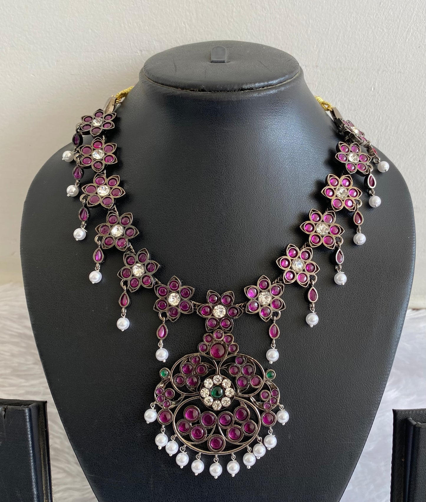 Black finish precious kemp-green-white pearl flower necklace dj-50758