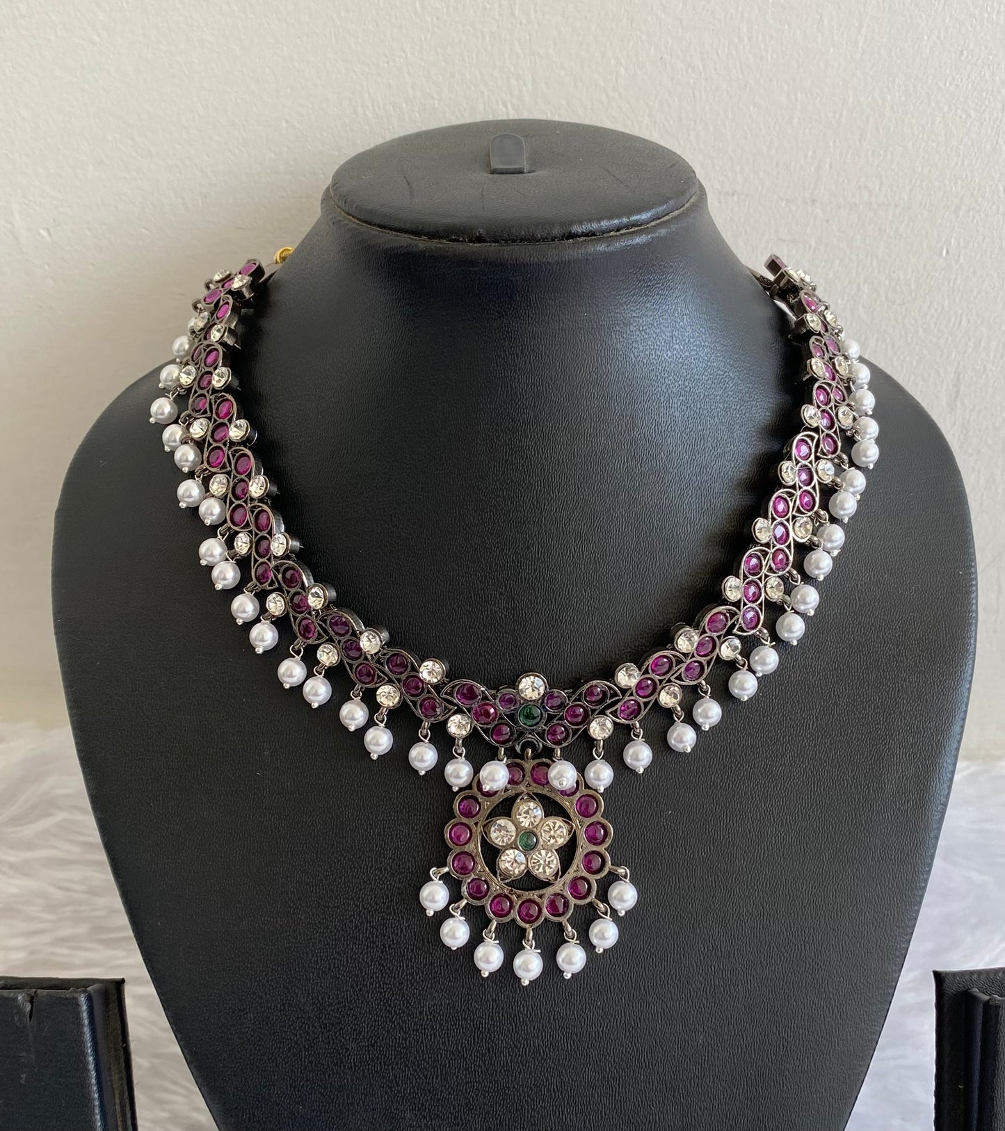 Black finish precious kemp-green-white pearl flower necklace dj-50759