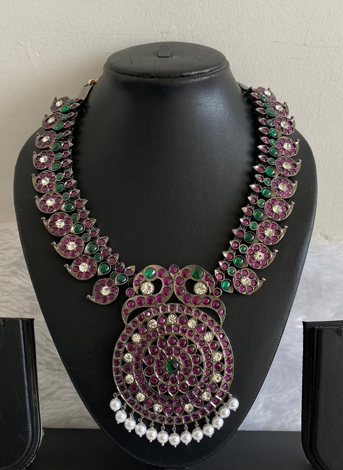 Black finish precious kemp-green-white mango-peacock flower necklace dj-50764